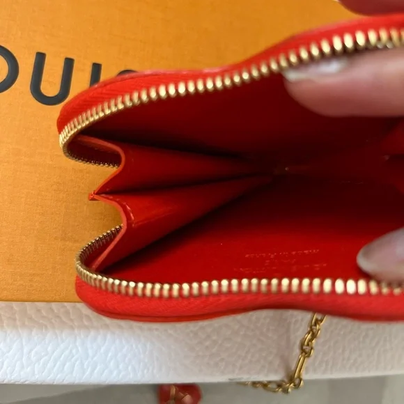 Louis Vuitton Vernis Red Heart pouch with charms - Picture 8 of 11